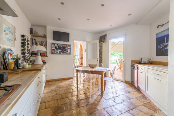 Maison 212m² Quartier Vieille Chapelle, vue mer, jardin, piscine et terrasses, garage – Image 13