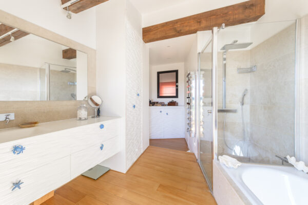 Maison 212m² Quartier Vieille Chapelle, vue mer, jardin, piscine et terrasses, garage – Image 23